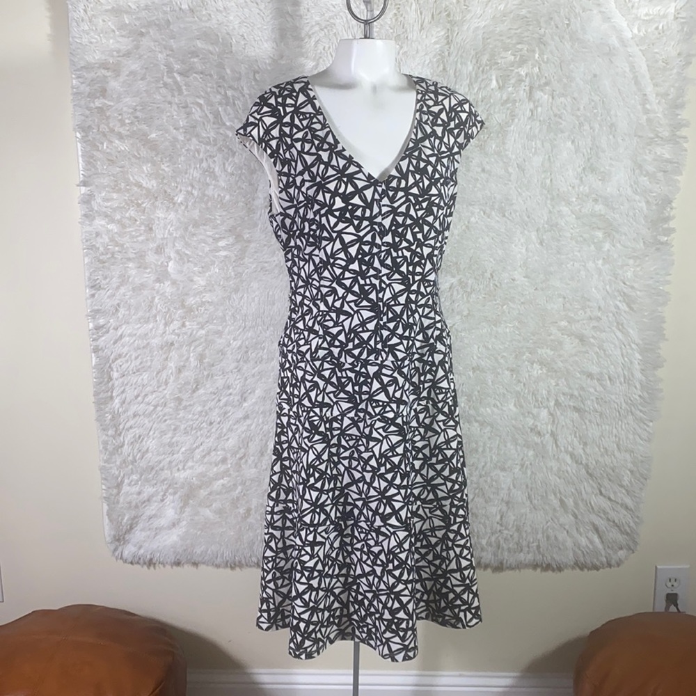 Jones Studio black/ white cap sleeve dress